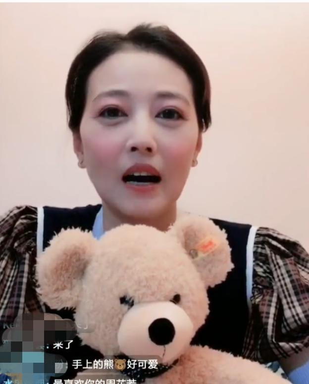 53歲周海媚近萬尺豪宅曝光！「擁超大客廳」裝修古典大氣，愛犬享有「專用浴室」比人還享受
