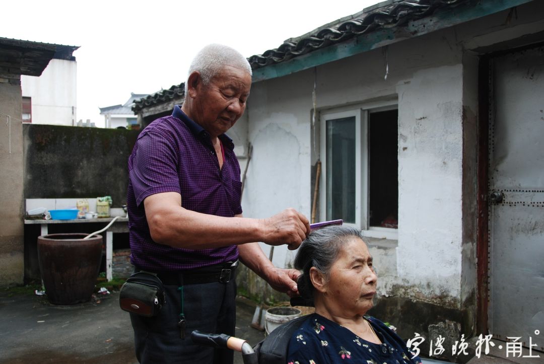 52年相濡以沫！77歲夫不眠不休「照顧患病妻38年」甘之如飴　家事樣樣精通「不在身邊不安心」將妻寵成千金　