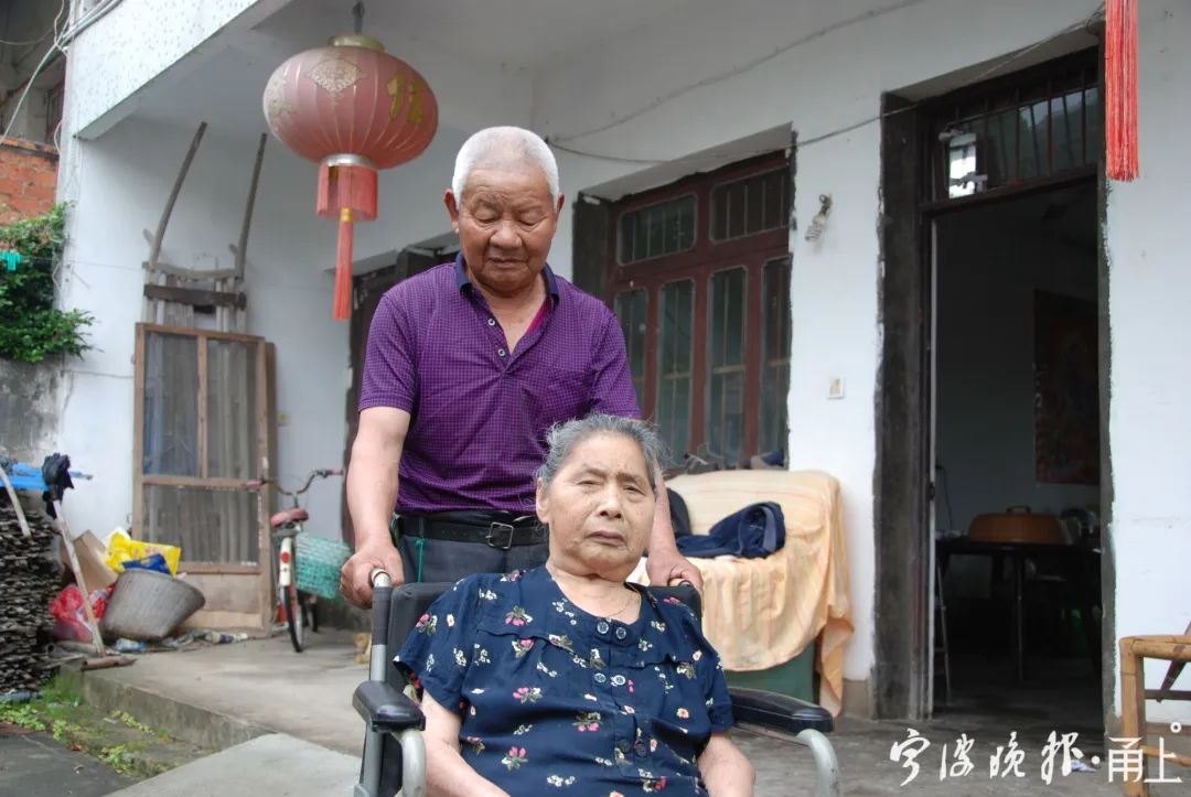 52年相濡以沫！77歲夫不眠不休「照顧患病妻38年」甘之如飴　家事樣樣精通「不在身邊不安心」將妻寵成千金　