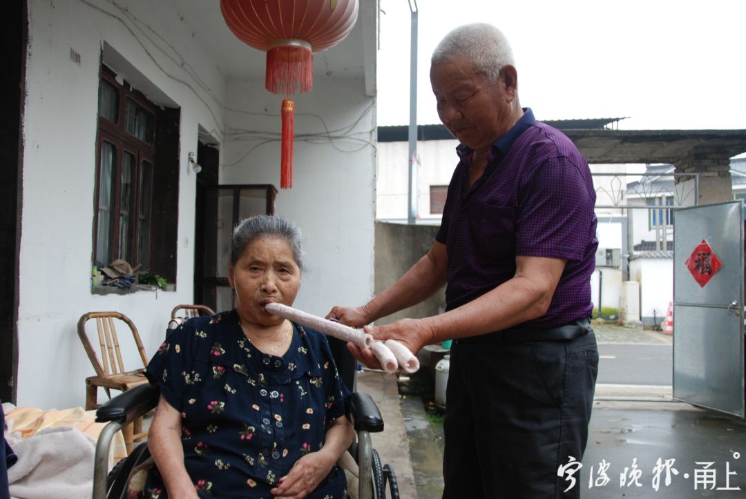 52年相濡以沫！77歲夫不眠不休「照顧患病妻38年」甘之如飴　家事樣樣精通「不在身邊不安心」將妻寵成千金　
