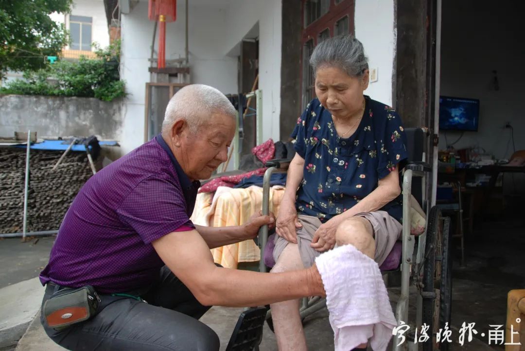 52年相濡以沫！77歲夫不眠不休「照顧患病妻38年」甘之如飴　家事樣樣精通「不在身邊不安心」將妻寵成千金　