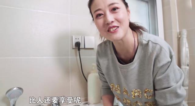 53歲周海媚近萬尺豪宅曝光！「擁超大客廳」裝修古典大氣，愛犬享有「專用浴室」比人還享受