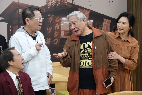 張魁愛妻「含金湯匙出身」千金背景曝光！倒追老公「結婚30年形影不離」　女兒笑虧：爸爸根本被寵壞