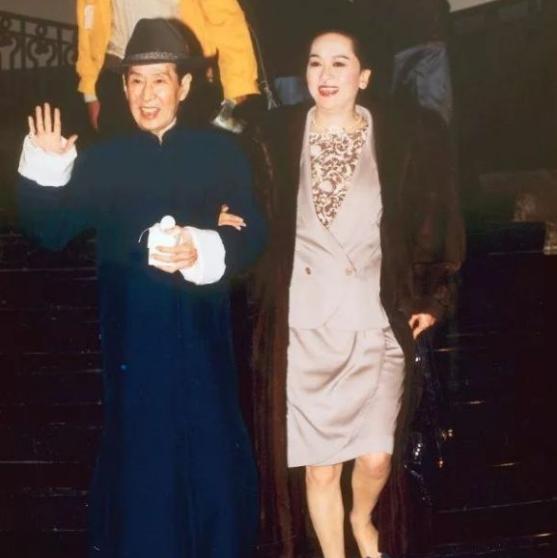 忍30年轉正宮！為丈夫癖好「終生穿塑身衣」4億遺產卻只分得1元　「因爭產與兒女公開決裂」鬧得滿城皆知