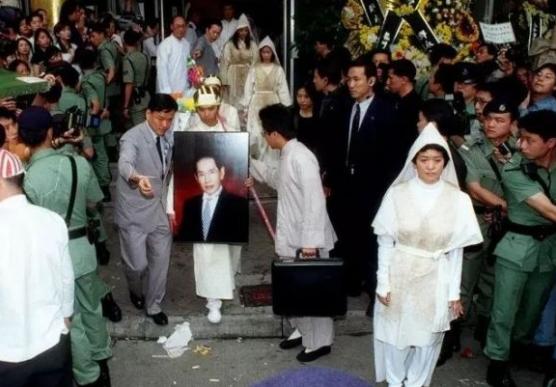 忍30年轉正宮！為丈夫癖好「終生穿塑身衣」4億遺產卻只分得1元　「因爭產與兒女公開決裂」鬧得滿城皆知