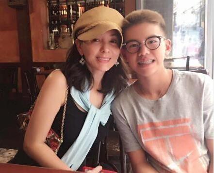 瓊瑤劇女星「單親養子」近況曝光49歲超凍齡　曬「母子鬥嘴」15歲愛子陽光笑容似男星