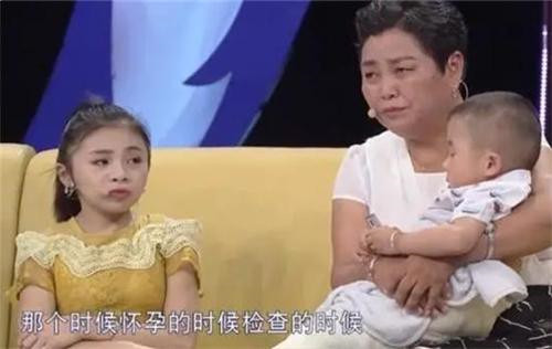 90公分「袖珍」女孩懷孕，不顧父母反對堅持生下寶寶，孩子出生後「全家沒了笑容」