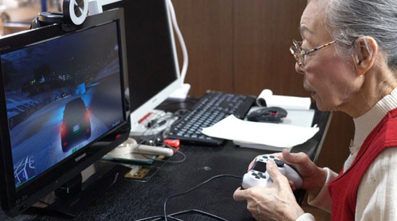 不輸年輕人！90歲奶奶「超愛打電動」就是不服老　超猛技術「還榮獲金氏紀錄」：阿嬤真的比你強！