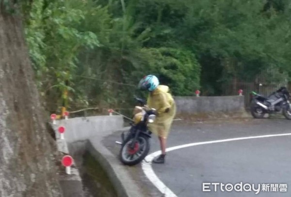 騎車遇大雨！車主見路邊無助女孩「堅持帶她回家」　暖心收留一周「當親生女兒照顧」：相遇便是緣分