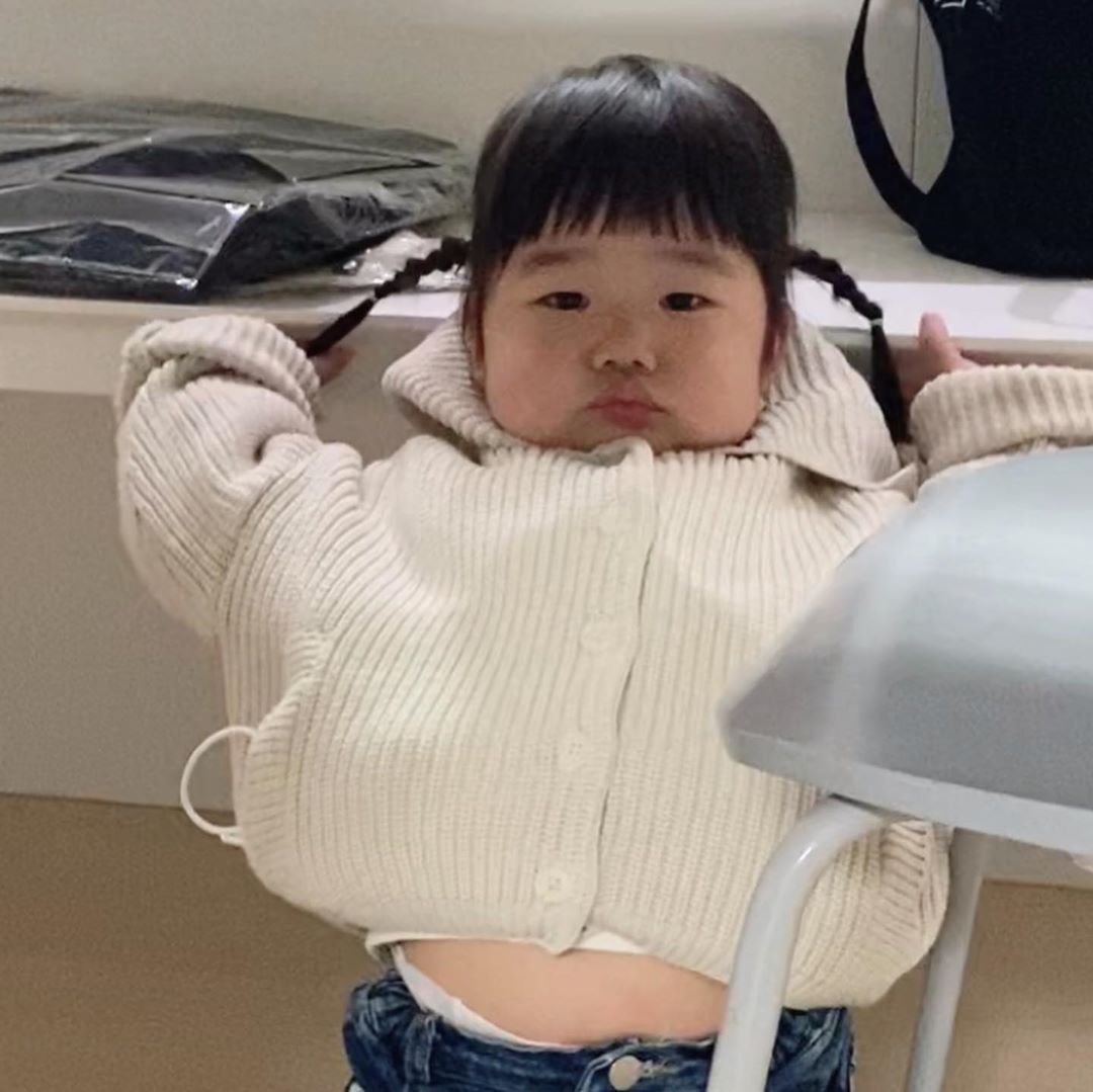 內心藏著大叔魂！厭世小萌妹「露肚肚躺沙發」萌Q好想戳　鏡頭轉到「超仙美女媽媽」畫風差很大