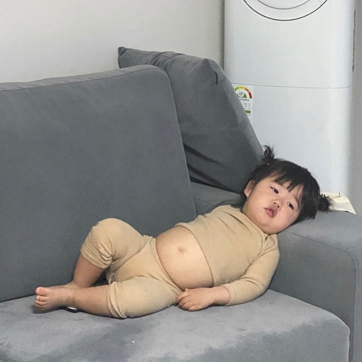 內心藏著大叔魂！厭世小萌妹「露肚肚躺沙發」萌Q好想戳　鏡頭轉到「超仙美女媽媽」畫風差很大