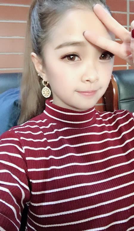 身材比例超好！130公分「袖珍女孩」33歲長相清純似少女，「超甜日常穿搭爆紅」還以為是170