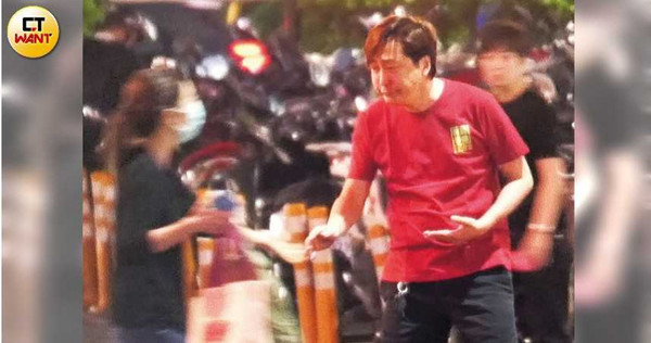 為愛轉變！58歲庾澄慶「當街扮鬼臉」不顧形象逗愛妻笑　卸偶像光環「老來得女」坦言很幸福：夢想中的生活