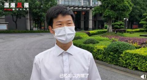 精緻面對生活！清潔阿姨「天天穿旗袍上班」：各行各業都很美　價格昂貴不捨買「受女兒鼓勵」自信做自己