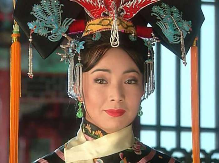 36歲憑《還珠格格》皇后爆紅！嫁老師恩愛34年零緋聞　「今59歲美貌依舊」與女兒同框似姐妹
