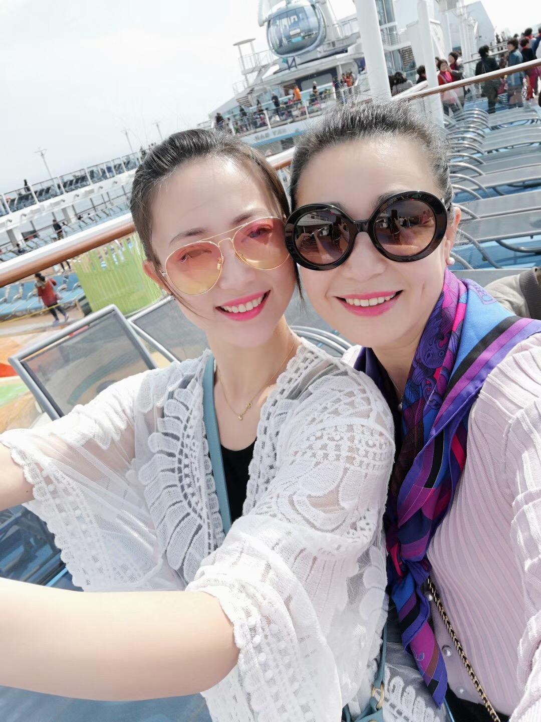 36歲憑《還珠格格》皇后爆紅！嫁老師恩愛34年零緋聞　「今59歲美貌依舊」與女兒同框似姐妹