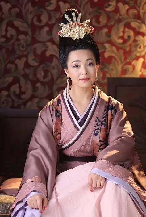 36歲憑《還珠格格》皇后爆紅！嫁老師恩愛34年零緋聞　「今59歲美貌依舊」與女兒同框似姐妹