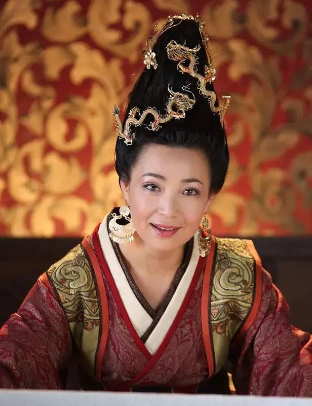 36歲憑《還珠格格》皇后爆紅！嫁老師恩愛34年零緋聞　「今59歲美貌依舊」與女兒同框似姐妹