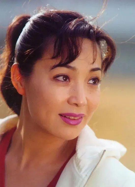 36歲憑《還珠格格》皇后爆紅！嫁老師恩愛34年零緋聞　「今59歲美貌依舊」與女兒同框似姐妹