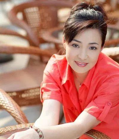 36歲憑《還珠格格》皇后爆紅！嫁老師恩愛34年零緋聞　「今59歲美貌依舊」與女兒同框似姐妹