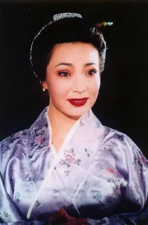 36歲憑《還珠格格》皇后爆紅！嫁老師恩愛34年零緋聞　「今59歲美貌依舊」與女兒同框似姐妹