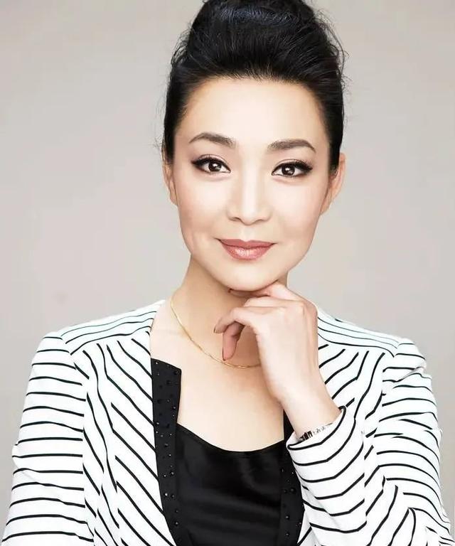36歲憑《還珠格格》皇后爆紅！嫁老師恩愛34年零緋聞　「今59歲美貌依舊」與女兒同框似姐妹