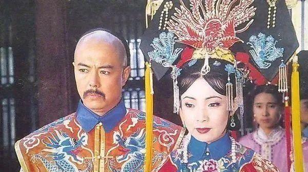 36歲憑《還珠格格》皇后爆紅！嫁老師恩愛34年零緋聞　「今59歲美貌依舊」與女兒同框似姐妹
