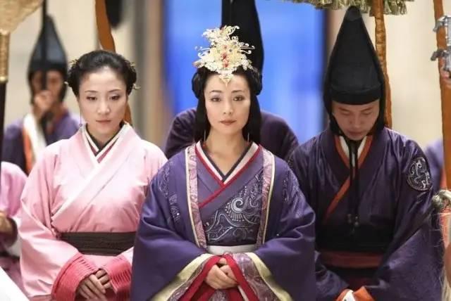 36歲憑《還珠格格》皇后爆紅！嫁老師恩愛34年零緋聞　「今59歲美貌依舊」與女兒同框似姐妹