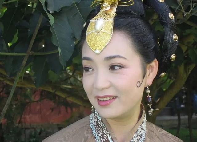 36歲憑《還珠格格》皇后爆紅！嫁老師恩愛34年零緋聞　「今59歲美貌依舊」與女兒同框似姐妹