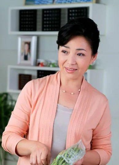 36歲憑《還珠格格》皇后爆紅！嫁老師恩愛34年零緋聞　「今59歲美貌依舊」與女兒同框似姐妹