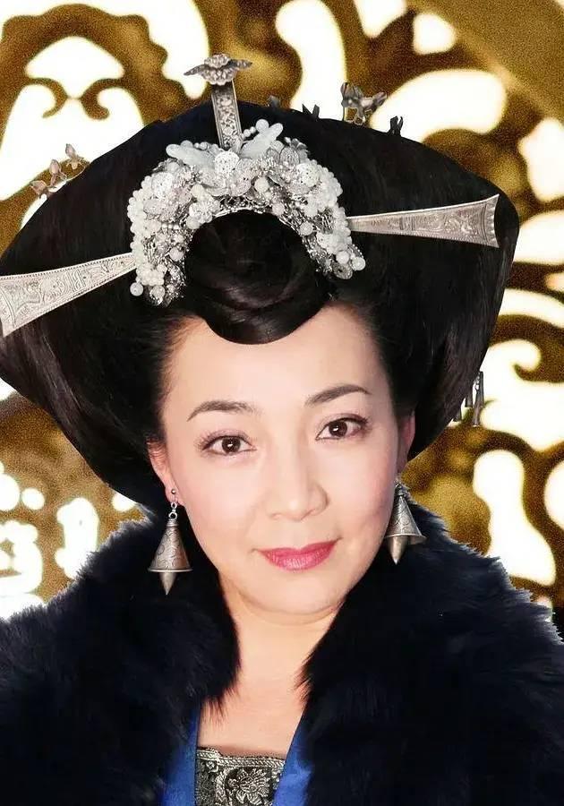 36歲憑《還珠格格》皇后爆紅！嫁老師恩愛34年零緋聞　「今59歲美貌依舊」與女兒同框似姐妹
