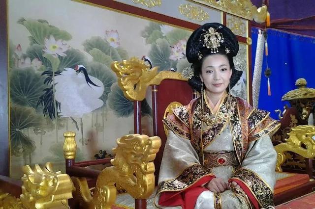 36歲憑《還珠格格》皇后爆紅！嫁老師恩愛34年零緋聞　「今59歲美貌依舊」與女兒同框似姐妹