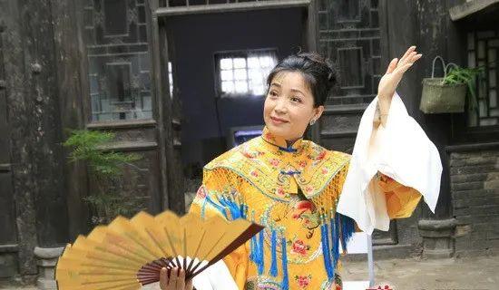 36歲憑《還珠格格》皇后爆紅！嫁老師恩愛34年零緋聞　「今59歲美貌依舊」與女兒同框似姐妹
