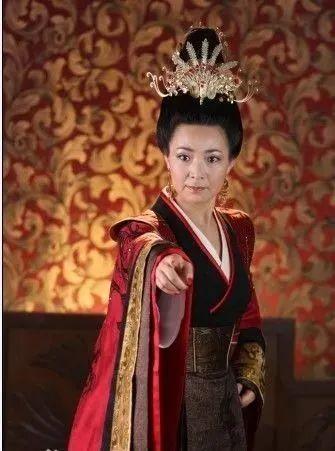 36歲憑《還珠格格》皇后爆紅！嫁老師恩愛34年零緋聞　「今59歲美貌依舊」與女兒同框似姐妹