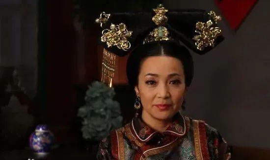 36歲憑《還珠格格》皇后爆紅！嫁老師恩愛34年零緋聞　「今59歲美貌依舊」與女兒同框似姐妹