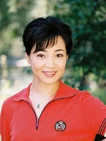 36歲憑《還珠格格》皇后爆紅！嫁老師恩愛34年零緋聞　「今59歲美貌依舊」與女兒同框似姐妹