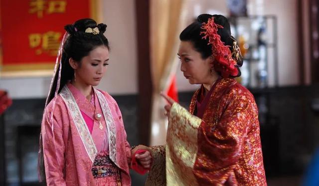 36歲憑《還珠格格》皇后爆紅！嫁老師恩愛34年零緋聞　「今59歲美貌依舊」與女兒同框似姐妹
