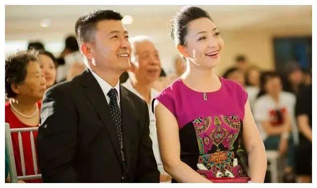 36歲憑《還珠格格》皇后爆紅！嫁老師恩愛34年零緋聞　「今59歲美貌依舊」與女兒同框似姐妹