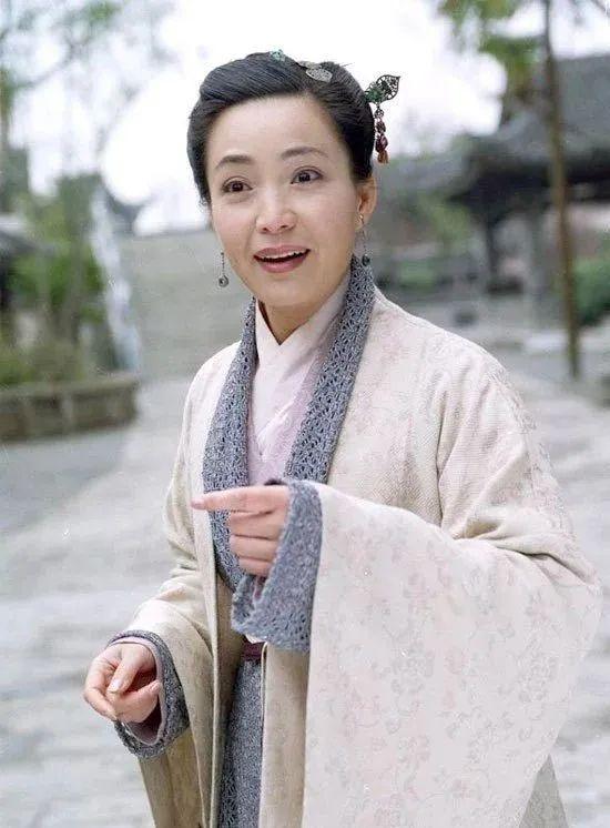 36歲憑《還珠格格》皇后爆紅！嫁老師恩愛34年零緋聞　「今59歲美貌依舊」與女兒同框似姐妹