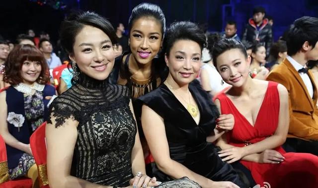 36歲憑《還珠格格》皇后爆紅！嫁老師恩愛34年零緋聞　「今59歲美貌依舊」與女兒同框似姐妹