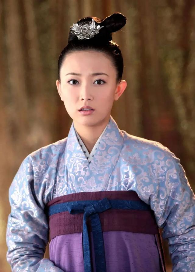 36歲憑《還珠格格》皇后爆紅！嫁老師恩愛34年零緋聞　「今59歲美貌依舊」與女兒同框似姐妹