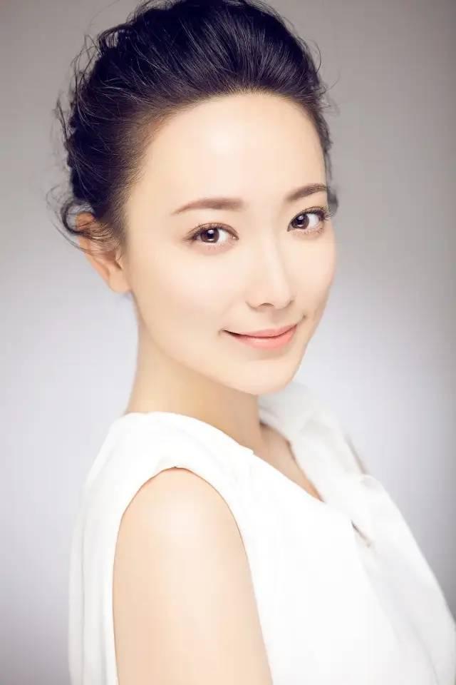36歲憑《還珠格格》皇后爆紅！嫁老師恩愛34年零緋聞　「今59歲美貌依舊」與女兒同框似姐妹