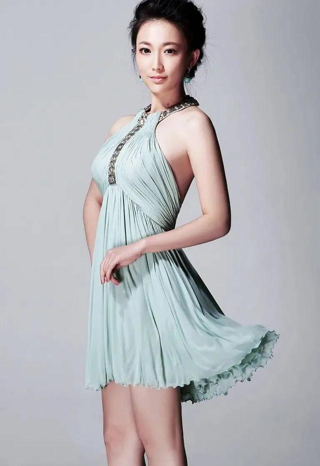 36歲憑《還珠格格》皇后爆紅！嫁老師恩愛34年零緋聞　「今59歲美貌依舊」與女兒同框似姐妹