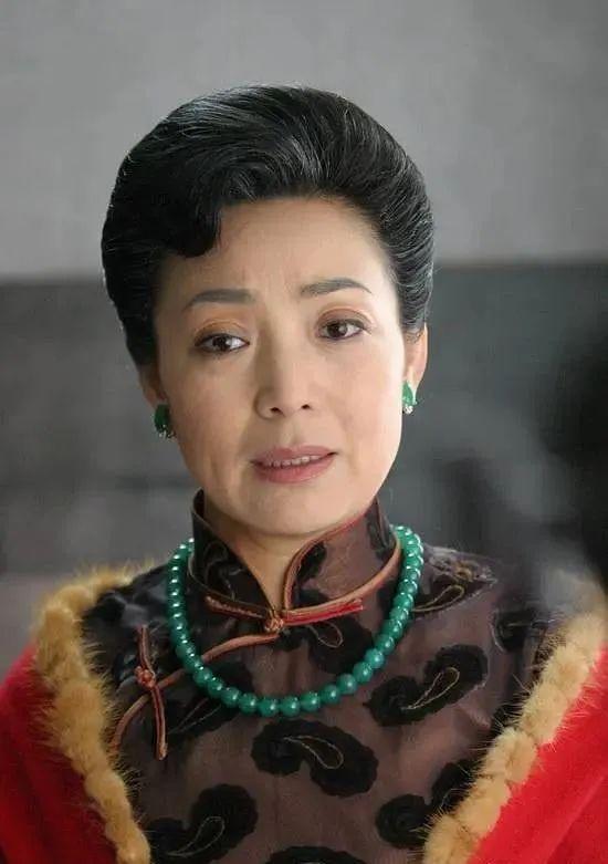 36歲憑《還珠格格》皇后爆紅！嫁老師恩愛34年零緋聞　「今59歲美貌依舊」與女兒同框似姐妹