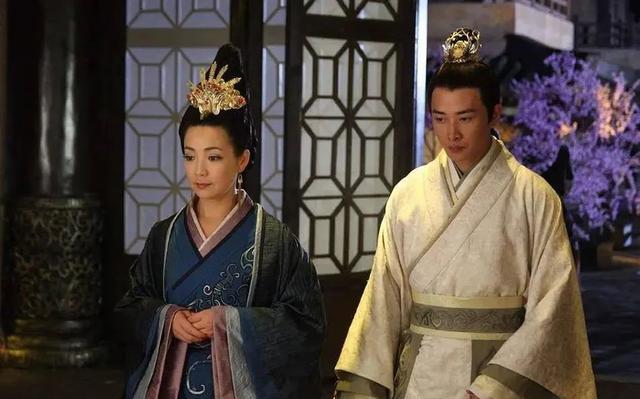 36歲憑《還珠格格》皇后爆紅！嫁老師恩愛34年零緋聞　「今59歲美貌依舊」與女兒同框似姐妹
