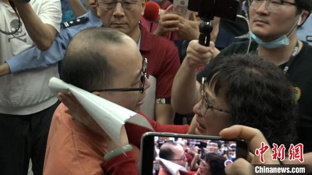 好心有好報！兒2歲被帶走「尋子32年」致力幫助相同遭遇者　一家人團聚大哭：謝謝你努力找我