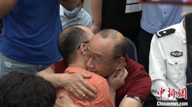 好心有好報！兒2歲被帶走「尋子32年」致力幫助相同遭遇者　一家人團聚大哭：謝謝你努力找我