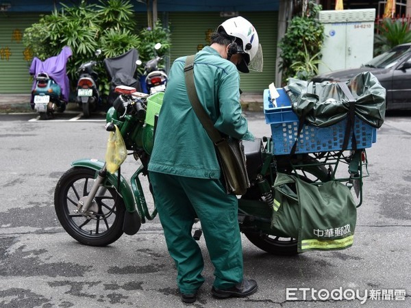 聽見郵差按門鈴！15秒內「百米衝刺到一樓」卻不見人影　調閱監視器傻眼了：「短跑冠軍都追不到」