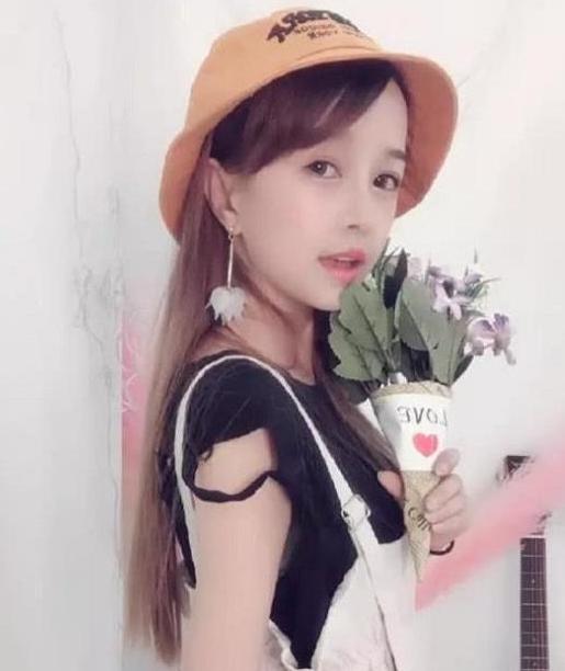 身材比例超好！130公分「袖珍女孩」33歲長相清純似少女，「超甜日常穿搭爆紅」還以為是170