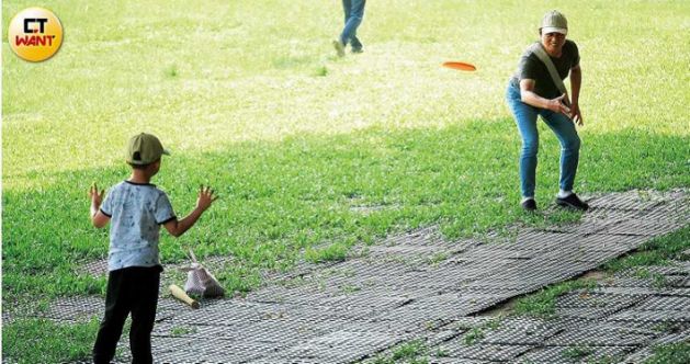 蔡依林有弟弟了！爸爸傳另組家庭「外面有5歲兒子」　鄰居曝「生母大家都知道」早就出雙入對